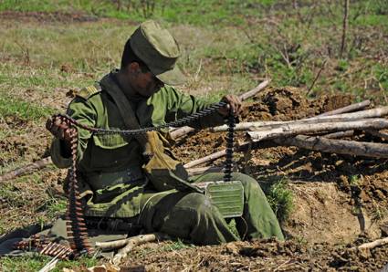 Antes de cada práctica de tiro el infante debe revisar y preparar su armamento