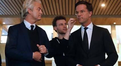 Geert Wilders (a la izquierda en la foto) y Mark Rutte se preparan para un duro debate electoral