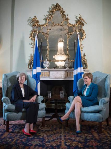 En términos políticos, May y Sturgeon van en serio en sus divorcios.