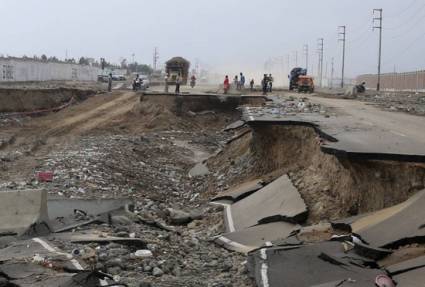 Carretera destruida tras las inundaciones en la ciudad de Trujillo