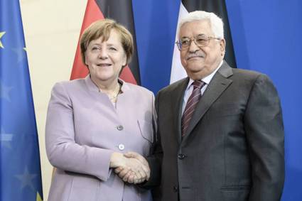 Angela Merkel dio la bienvenida al presidente palestino.