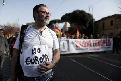 Paradójicamente, en Roma también marcharon miles, pero estos en protesta contra la UE.