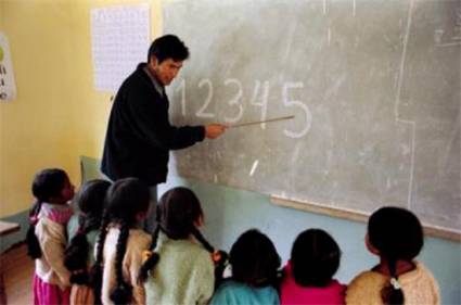 niños bolivianos estudiando