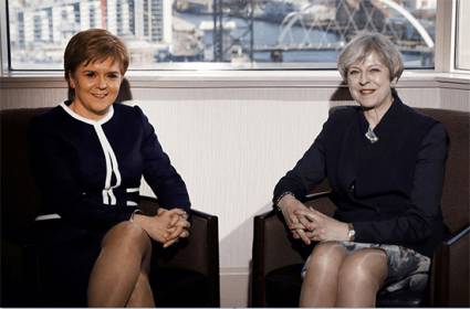 Nicola Sturgeon y Theresa May