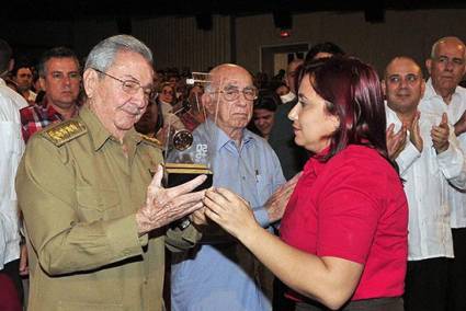 Raúl recibió la Medalla Conmemorativa Aniversario 55 de la UJC. 