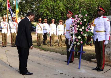 Clément Mouamba deposita ofrenda floral en el Parque los Proceres