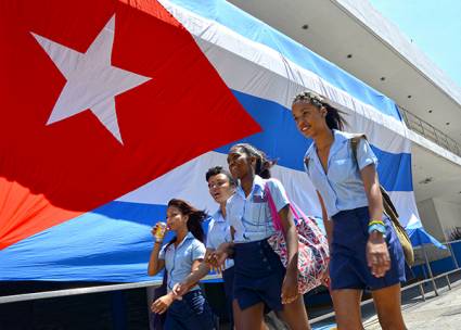 Nuestra bandera acompaña un montón de sueños, esperanzas, los años de lucha y el amor que sentimos por Cuba