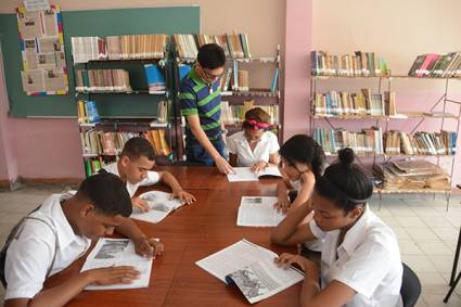 «Busco materiales que tengan que ver con los oficios en los cuales se están formando», destaca Marcos Sotolongo Ortega, el bibliotecario de la escuela