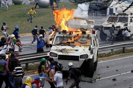 Manifestantes violentos queman carro policial en caracas