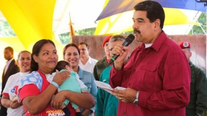 Durante el encuentro, Maduro aprobó medidas en beneficio de las mujeres, sobre todo de cara a la maternidad