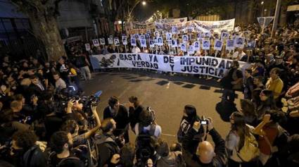 Miles de uruguayos participaron en una marcha por verdad, justicia y contra la impunidad