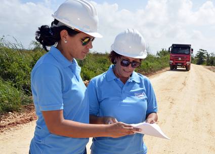 Las ingenieras Giselle Mederos y Caridad Sanchidrian, dos de las compañeras involucradas en la obra.