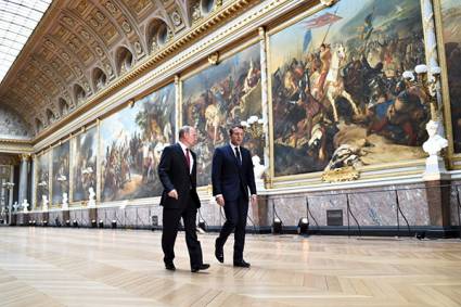 Macron y Putin en Versalles. Mucho arte, pero más política