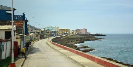 El malecón de Baracoa vuelve a la vida.