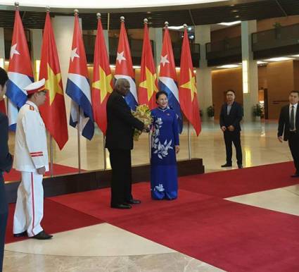 La presidenta de la Asamblea Nacional de Vietnam, Nguyen Thi Kim Ngan, recibió a Esteban Lazo Hernández