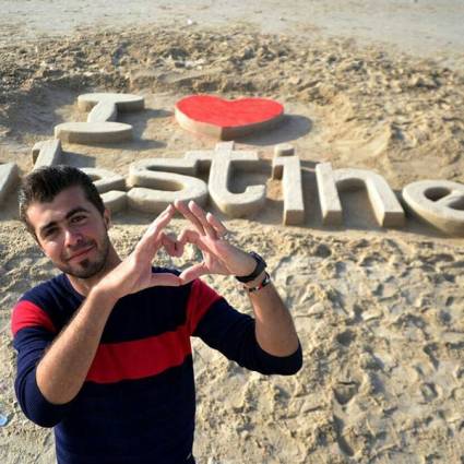 El amor y el dolor palestino documentado en las arenas de las playas de Gaza