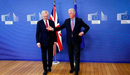 El ministro británico para el brexit, David Davis es recibido en Bruselas