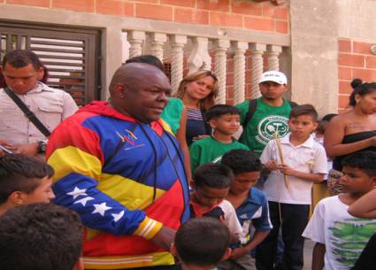 Un chavista que siembra deporte entre los venezolanos