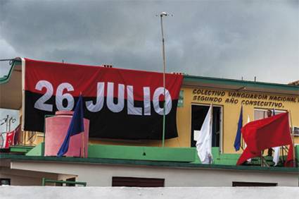 Banderas cubanas y del 26 de Julio engalanan todos los sitios de la ciudad.
