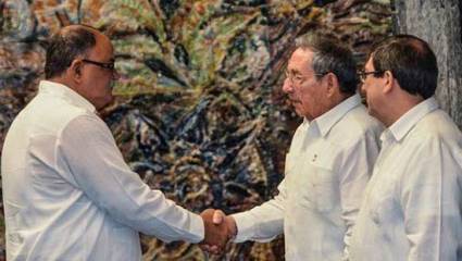 Durante la ceremonia el presidente cubano, Raúl Castro intercambió con los diplomáticos a quienes felicitó por su nombramiento