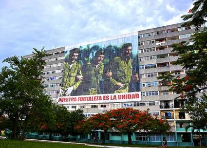 Pinar del Río celebra por tercera ocasión el 26 de Julio, inspirada en el ejemplo de grandes hombres, como el Che, Fidel y Raúl. Allí se les ve, iluminando la ciudadm desde sus edificios más altos