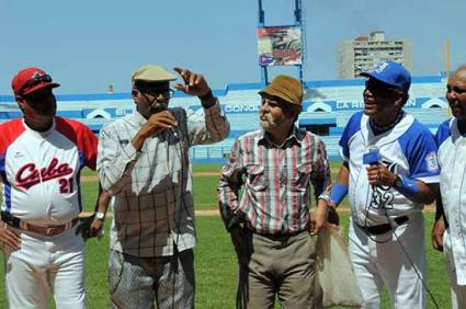 Pánfilo y Ruperto en la inauguración del juego Industriales vs Isla de la Juventud 