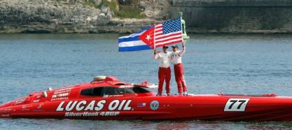 La lancha rápida Lucas Oil SilverHook, piloteada por Hook y Johnson