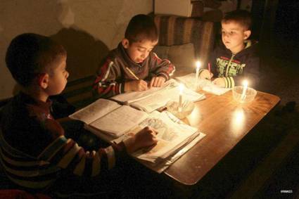 Niñas y niños haciendo la tarea escolar