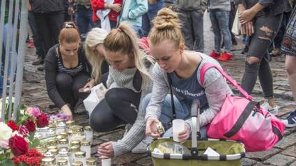 Jóvenes encienden velas en el lugar del hecho, en Filandia