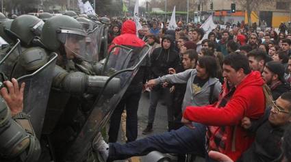 Reprimen Carabineros a estudiantes chilenos