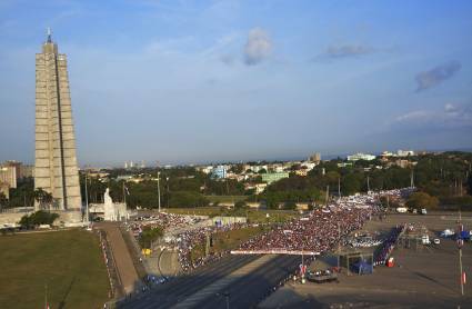 Cubanos desfilando este 1 de Mayo.