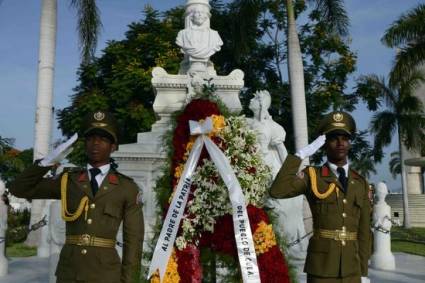Rinden tributo al Padre de la Patria en el cementerio Santa Ifigenia de Santiago de Cuba