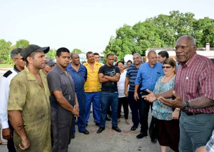 Primer Vicepresidente del Consejo de Estado Salvador Mesa, quien recorrió varias unidades perteneciente al Ministerio de Transporte