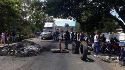 Tranques en las carrtereas de  nicaragua por protestas