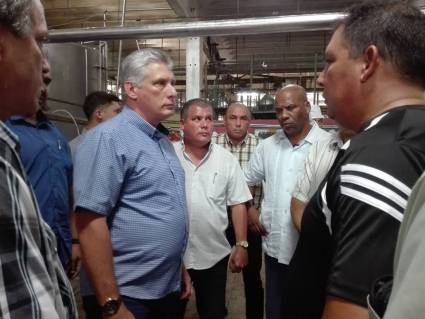 Presidente cubano recorre la Unidad Empresarial de Base Pasteurizadora Santa Clara