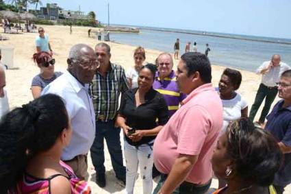 Salvador Mesa intercambia con trabajadores y vacacionistas en los círculos sociales de La Habana