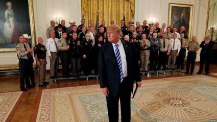El presidente de EE.UU., Donald Trump, se acerca a periodistas para escuchar una pregunta sobre un artículo de opinión anónimo del New York Times después de un evento en el Salón Este de la Casa Blanca en Washington, el 5 de septiembre de 2018.