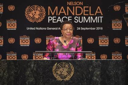 Graca Machel viuda de Mandela habla en la Cumbre de Paz a nombre de los Elders
