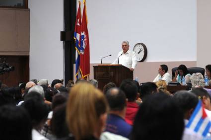 Presidente cubano llama a defender el desarrollo cultural auténtico 