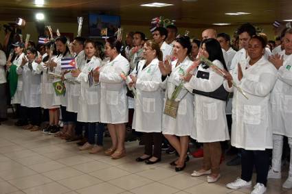 Médicos cubanos procedentes de Brasil