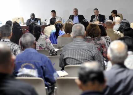 Miguel Díaz-Canel Bermúdez se encuentra presente en la comisión de Asuntos Económicos