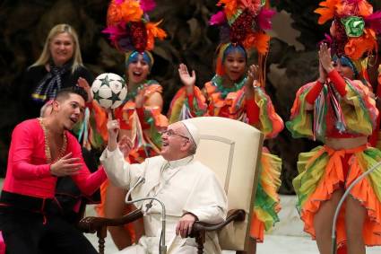 EL Circo divierte a todos, también al Papa