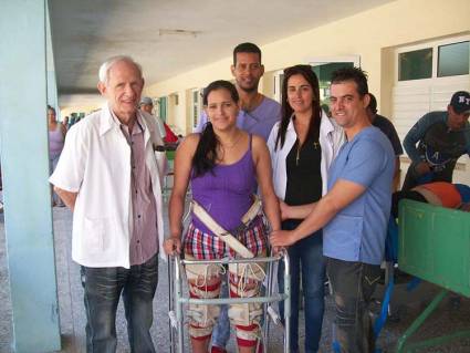 Yeannis Palmero González, junto al especialista de segundo grado en Ortopedia y Traumatología, doctor Antonio Puentes Álvarez, y parte del equipo de fisioterapias.