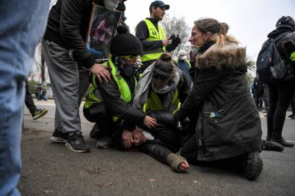 Un manifestante es atendido por sus compañeros tras ser herido durante las protestas en Nantes. 