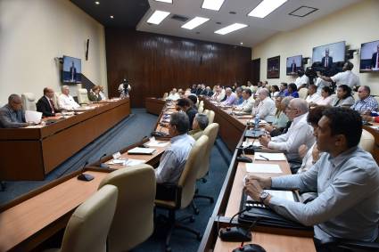 Representantes del gobierno e instituciones del Estado comparecen en la Mesa Redonda sobre la recuperación tras el tornado que azotó La Habana