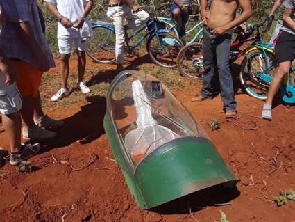 Fragmentos del avión militar Mig-21  precipitado a tierra.