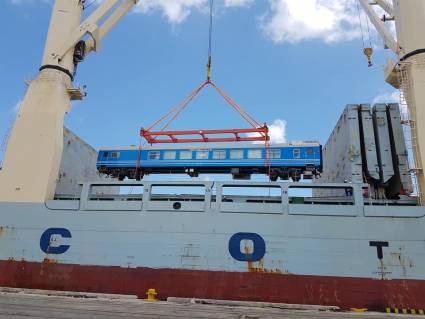 En tierra cubana los primeros coches de pasajeros para los trenes nacionales.