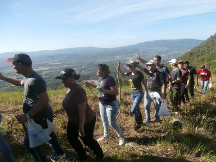 Comprometidos con su pasado y con el futuro llegaron los dirigentes juveniles a la cima de la Loma de Mícara