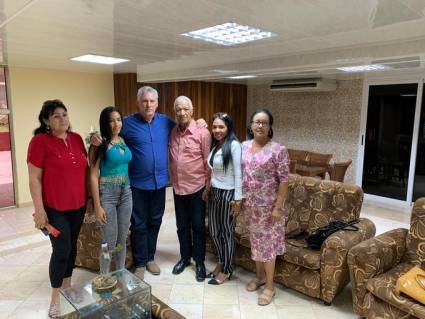 Presidente cubano junto a familiares del médico cubano secuestrado en Kenya