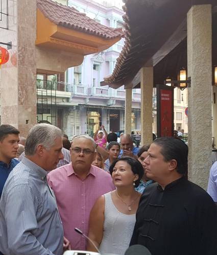 En el popular Barrio Chino en CentroHabana el presidente Díaz-Canel recorre las instalaciones e intercambia con sus trabajadores.
